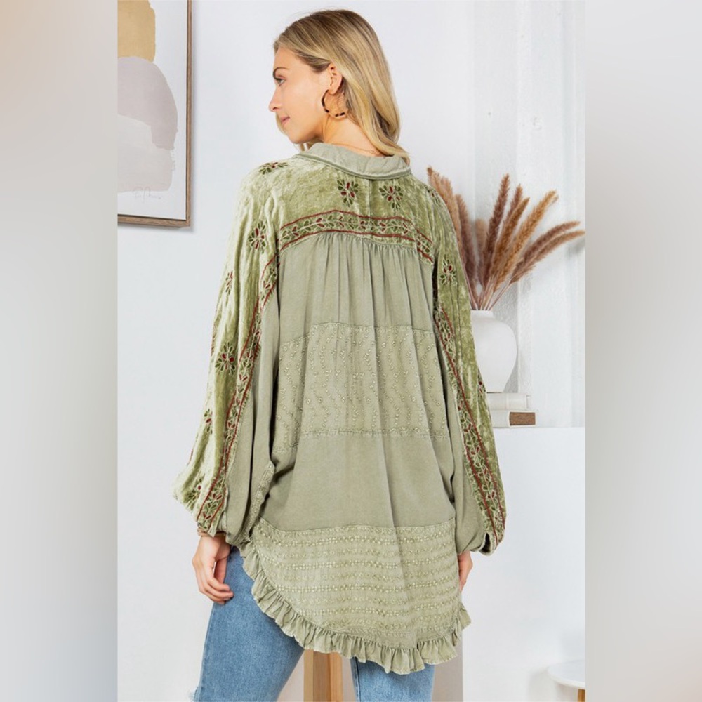 POL NEW WITH TAGS BEAUTIFUL COLOR GREEN  HAS  EMBROIDERED ARMS. BEAUTIFUL STITCH
